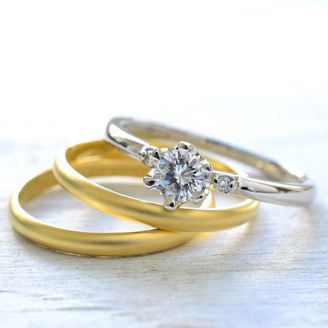 【湘南彫金工房 andfuse】【手作り結婚指輪婚約指輪同時製作コース】18金イエローゴールドの手作り結婚指輪（鍛造製法）と両側にダイアをセットした手作り婚約指輪（鋳造製法）