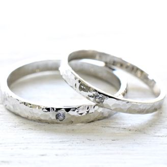 【湘南彫金工房 andfuse】【手作り結婚指輪当日コース】プラチナ900の平打ちデザインに当工房オリジナルのキラキラの細かな槌目模様（みなも仕上げ）を施した素敵な結婚指輪です。