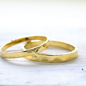 【湘南彫金工房 andfuse】【手作り結婚指輪当日コース】18金イエローゴールドの平打ちデザインに少し大きめの槌目模様を施した素敵な結婚指輪です。