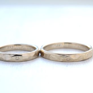 【湘南彫金工房 andfuse】【手作り結婚指輪ワックスコース】18金シャンパンゴールドに やすり目を残したナチュラルで素敵な結婚指輪です。スマイルの彫刻がかわいい！ ｜湘南彫金工房 andfuseの結婚指輪