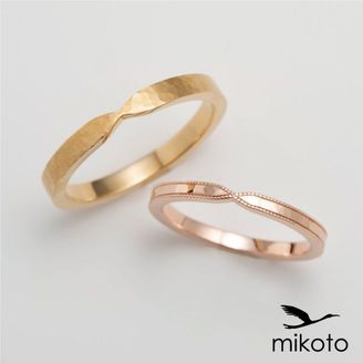 【鶴(mikoto)】【19MA-028】婚約指輪との重ね付けに最適なリボンデザインの結婚指輪
