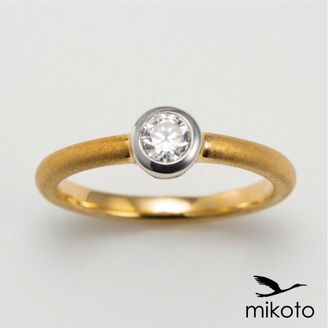 【鶴(mikoto)】【19EN-009】マットなテクスチャと2色の組み合わせが印象的な覆輪留め（フクリン留め）の婚約指輪