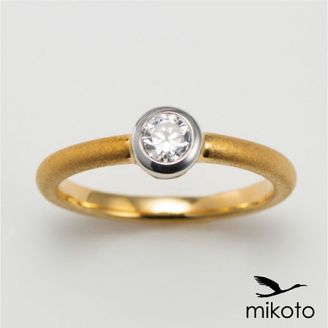 【鶴(mikoto)】 【19EN-009】マットなテクスチャと2色の組み合わせが印象的な覆輪留め（フクリン留め）の婚約指輪
