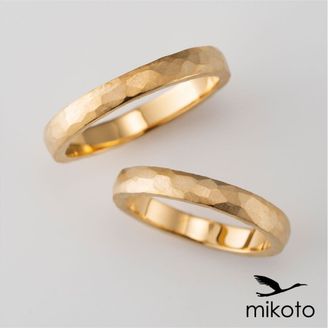 【鶴(mikoto)】【18TE-009（鍛造）】イエローゴールドに施した凹凸の鎚目がかっこいい鍛造製法の結婚指輪