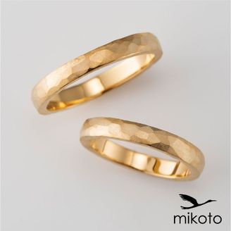 【鶴(mikoto)】 【18TE-009（鍛造）】イエローゴールドに施した凹凸の鎚目がかっこいい鍛造製法の結婚指輪