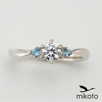 【鶴(mikoto)】【22EN-021】アクアマリンをダイヤモンドの両脇に留めた清涼感のある婚約指輪