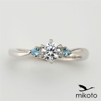 【鶴(mikoto)】 【22EN-021】アクアマリンをダイヤモンドの両脇に留めた清涼感のある婚約指輪