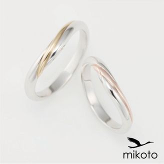 【鶴(mikoto)】【18MA-022】おふたりの縁を繋ぐように中心に入ったラインがアクセントになる結婚指輪