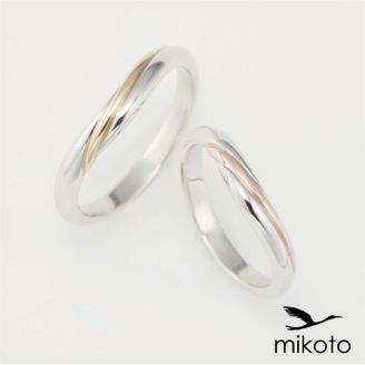 【鶴(mikoto)】 【18MA-022】おふたりの縁を繋ぐように中心に入ったラインがアクセントになる結婚指輪