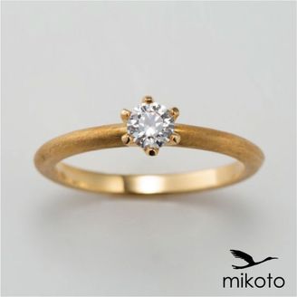 【鶴(mikoto)】【18EN-003】カジュアルな装いにぴったりなゴールドデザインの婚約指輪
