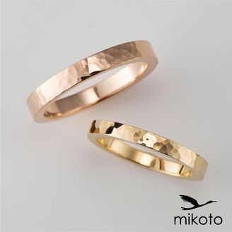 【鶴(mikoto)】【18TE-007（鍛造）】平打ちのフォルムに光沢の鎚目を施した鍛造製法の結婚指輪