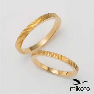 【鶴(mikoto)】【18TE-002】彫り模様を施したカジュアルなイエローゴールドの結婚指輪