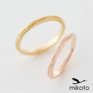 【鶴(mikoto)】【18MA-014】木目の彫り模様を施したゴールドの結婚指輪