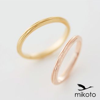【鶴(mikoto)】 【18MA-014】木目の彫り模様を施したゴールドの結婚指輪