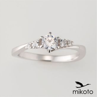 【鶴(mikoto)】【22EN-017】ダイヤモンドを抱えたウェーブがエレガントな婚約指輪