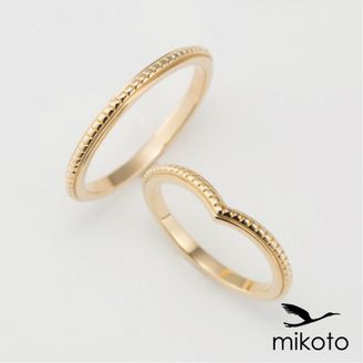 【鶴(mikoto)】【18MA-016】ミルグレインを施した細身のV字デザインの結婚指輪