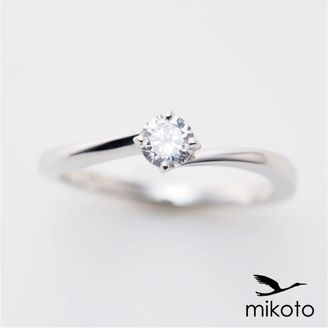 【鶴(mikoto)】【18EN-005】ダイヤモンドを優しく包み込んだウェーブフォルムの婚約指輪