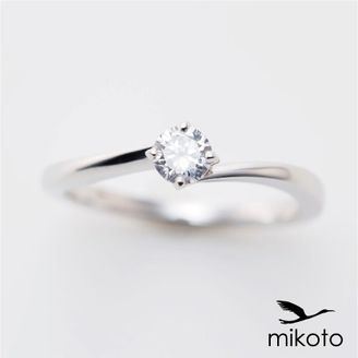 【鶴(mikoto)】 【18EN-005】ダイヤモンドを優しく包み込んだウェーブフォルムの婚約指輪