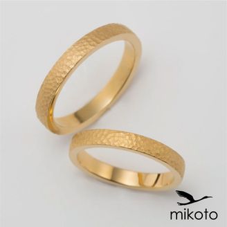 【鶴(mikoto)】【18TE-006】鎚目模様を施したイエローゴールドの結婚指輪