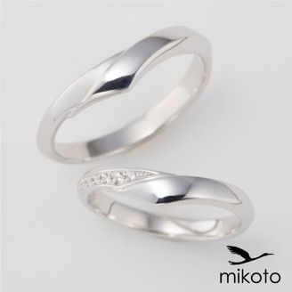 【鶴(mikoto)】【18MA-023】着物の帯をイメージしてデザインした幅広V字の結婚指輪