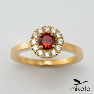 【鶴(mikoto)】【18EN-002G】ガーネットが個性的なゴールドのおしゃれな婚約指輪