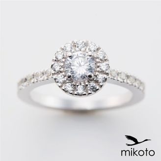 【鶴(mikoto)】 【18EN-002】取り巻きダイヤモンドが手元に美しく輝く婚約指輪