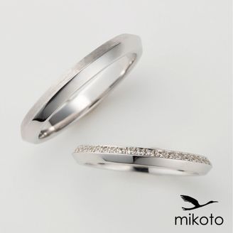 【鶴(mikoto)】【20MA-039】半周にダイヤモンドをあしらった剣腕のおしゃれな結婚指輪