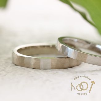 【ついぶ工房】【二人の想いが詰まった手作り結婚指輪】プラチナ/K18ホワイトゴールド・槌目型・コンビリング・マット仕上げ