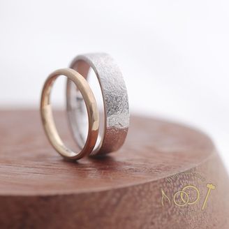 【ついぶ工房】【二人の想いが詰まった手作り結婚指輪】プラチナ/K18イエローゴールド・石目型/甲丸鎚目型・マット仕上げ