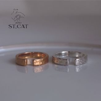 【atelier ST, CAT(アトリエ エスティーキャット)】 記憶を刺激する波打った質感、存在感の強い個性【オーダー結婚指輪】Dada