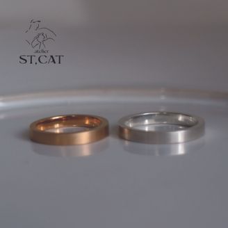 【atelier ST, CAT(アトリエ エスティーキャット)】幅と厚みのバランスでユニークな洗練を効かせた平打ちリング【オーダー結婚指輪】Lisse