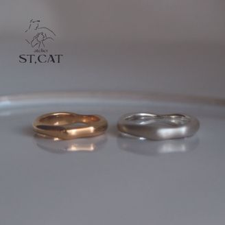 【atelier ST, CAT(アトリエ エスティーキャット)】裸婦の彫刻を彷彿とさせる、麗しい厚み。【オーダー結婚指輪】Loop