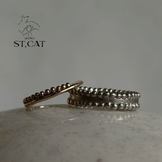 【atelier ST, CAT(アトリエ エスティーキャット)】1つずつ手作業で仕上げる愛らしい個性【オーダー結婚指輪】ドット加工リング