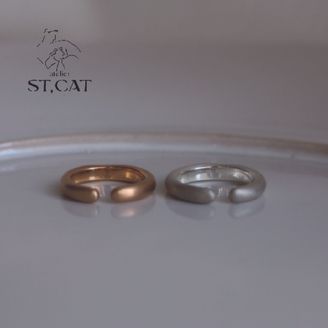 【atelier ST, CAT(アトリエ エスティーキャット)】2つの端が見つめ合うようなデザイン【オーダー結婚指輪】Klimt