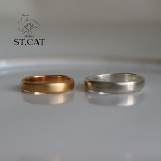 【atelier ST, CAT(アトリエ エスティーキャット)】さざ波のようにシンプルな中に、抽象的な歪みをもたせたデザイン【オーダー結婚指輪】Bølge