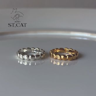 【atelier ST, CAT(アトリエ エスティーキャット)】不規則な上下の動きがある年齢問わず着けられる愛らしい一本【オーダー結婚指輪】Sphere