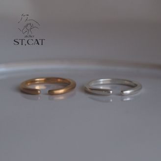 【atelier ST, CAT(アトリエ エスティーキャット)】両端が見つめ合う構築的フォルム【オーダー結婚指輪】Embrace