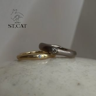【atelier ST, CAT(アトリエ エスティーキャット)】自分らしい、さりげない華やかさ【オーダー結婚指輪】ストーンセットリング