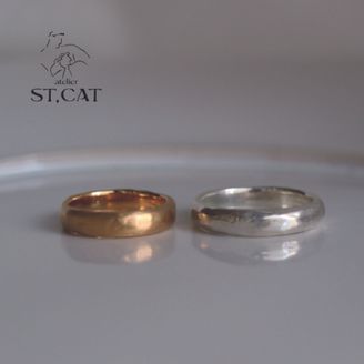 【atelier ST, CAT(アトリエ エスティーキャット)】シンプルながら創造性のあるラフなデザイン【オーダー結婚指輪】Mirror