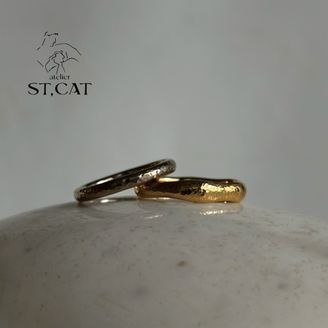 【atelier ST, CAT(アトリエ エスティーキャット)】 メレダイヤモンドとの組み合わせが美しい【オーダー結婚指輪】槌目加工リング