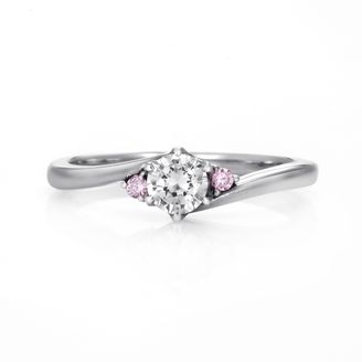 【DIAMOND DOT LAB(ダイアモンド ドット ラボ)】 Ayakaze【彩風・あやかぜ】のエンゲージジリング(婚約指輪)。