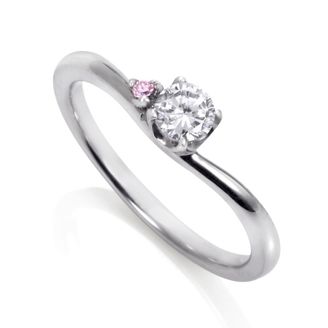 【DIAMOND DOT LAB(ダイアモンド ドット ラボ)】TOE-137　エンゲージリング　/   アシンメトリーに留められたピンクダイヤが心くすぐる婚約指輪です。