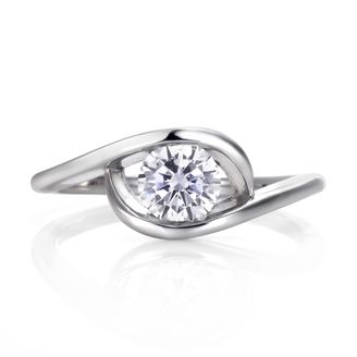 【DIAMOND DOT LAB(ダイアモンド ドット ラボ)】 Luce【ルーチェ】のエンゲージジリング(婚約指輪)。