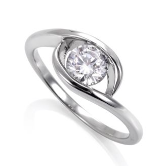 【DIAMOND DOT LAB(ダイアモンド ドット ラボ)】 Luce【ルーチェ】のエンゲージジリング(婚約指輪)。