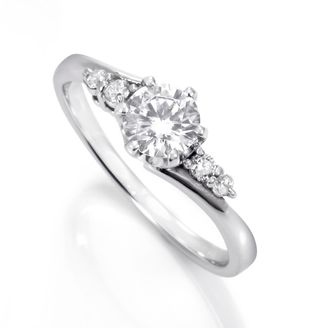 【DIAMOND DOT LAB(ダイアモンド ドット ラボ)】TOE-139　エンゲージリング　/   ゴージャスな婚約指輪です。