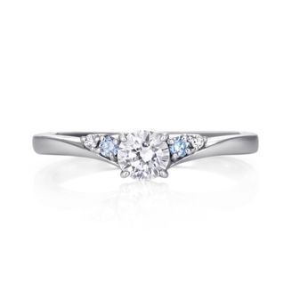 【DIAMOND DOT LAB(ダイアモンド ドット ラボ)】七ノ幸【蒼空】エンゲージリング/ブルーダイヤセッティング　雲ひとつない澄んだ空をイメージしたデザインです。