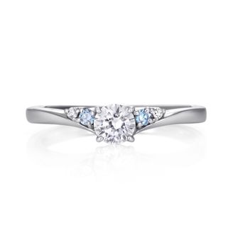 【DIAMOND DOT LAB(ダイアモンド ドット ラボ)】 七ノ幸【蒼空】エンゲージリング/ブルーダイヤセッティング　雲ひとつない澄んだ空をイメージしたデザインです。