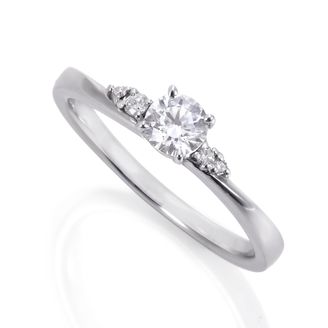 【DIAMOND DOT LAB(ダイアモンド ドット ラボ)】 七ノ幸【水天一碧】エンゲージリング/ 水と空とが一続きのなる海をイメージしたデザインです。