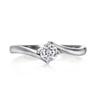 【DIAMOND DOT LAB(ダイアモンド ドット ラボ)】TOE-074　エンゲージリング　/   優しく包み込まれているようなデザインの婚約指輪。