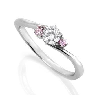 【DIAMOND DOT LAB(ダイアモンド ドット ラボ)】 Lovely Chirp【ラブリーチル】のエンゲージジリング(婚約指輪)。